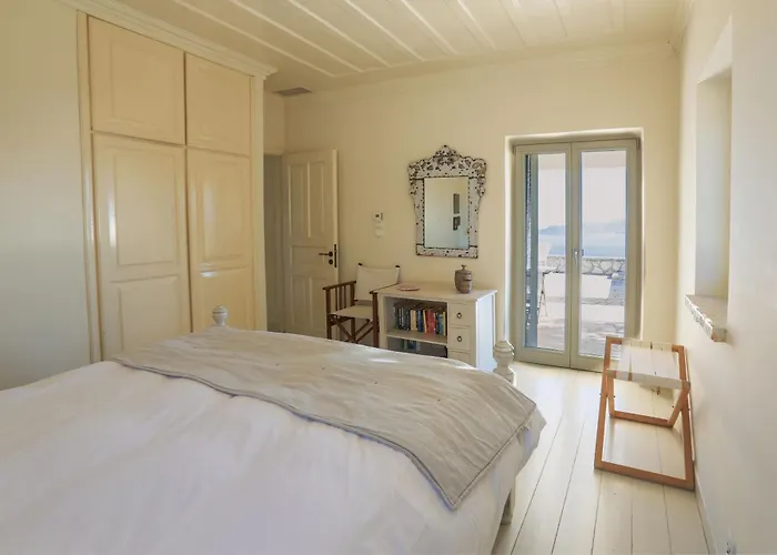 Urania Luxury Geofos Pondi